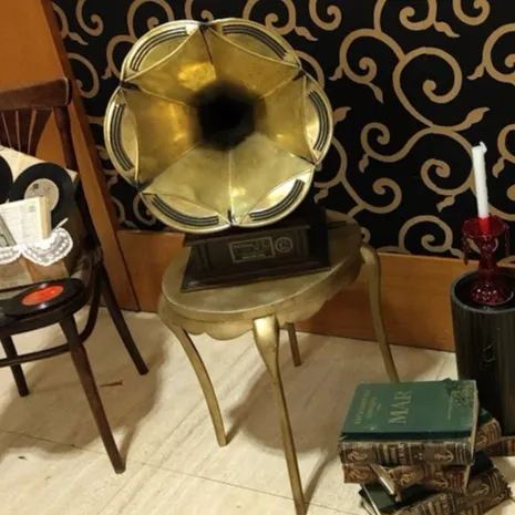 MESITA VICTROLA  OVAL ORO 48 X 39 X  52 CM ALT