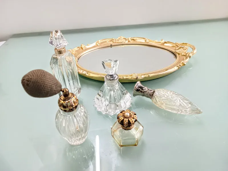 SET DE 5  PERFUMEROS PARA BANDEJA ESPEJADA ORO