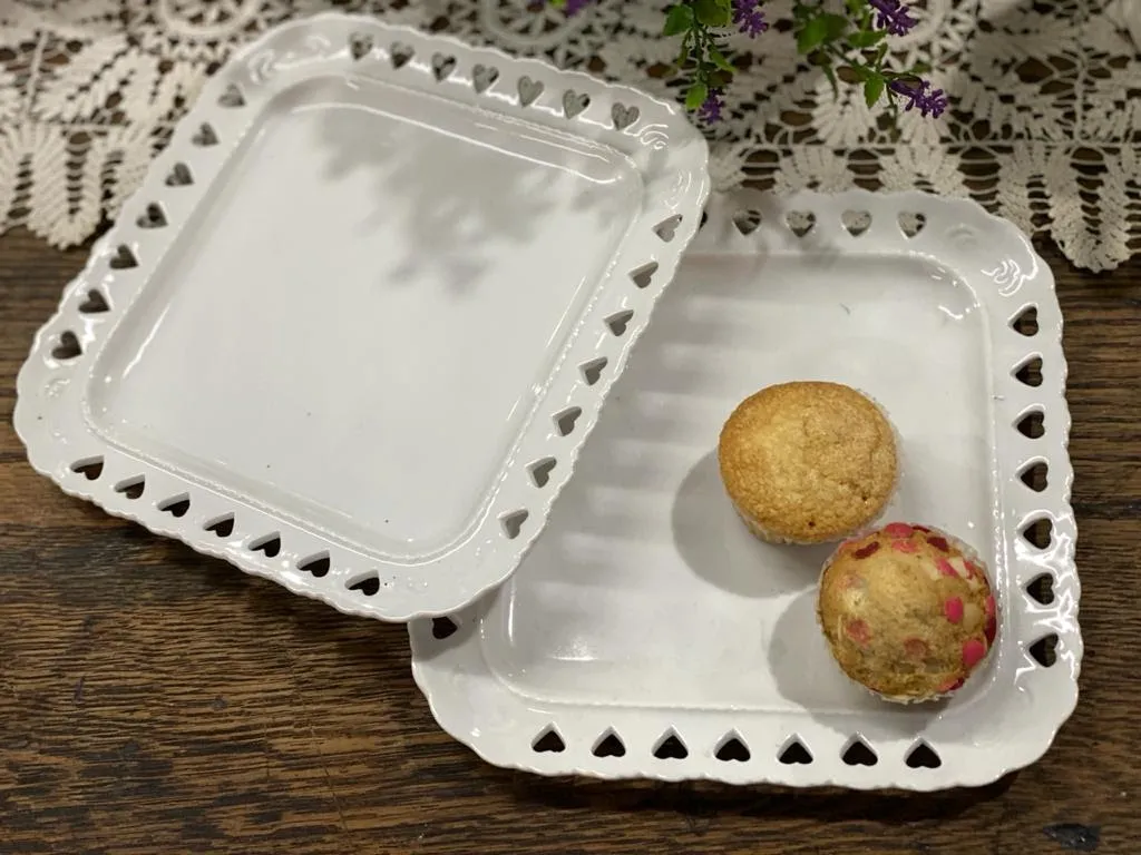 BANDEJA  CERÁMICA BLANCA CALADA CORAZONES   (CB028) CUADRADO 20 X 20 CM