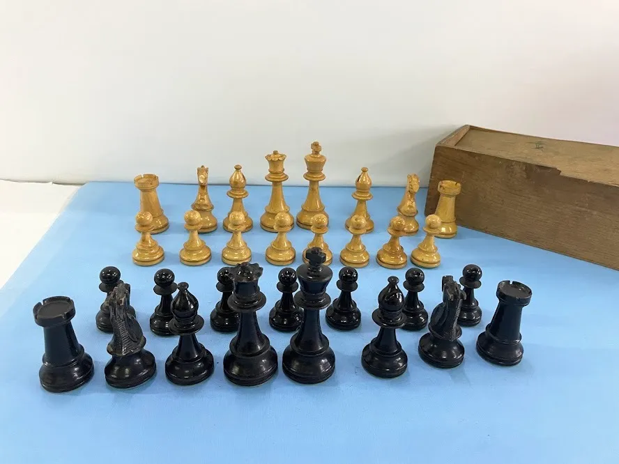 32 PIEZAS  AJEDREZ DE MADERA 