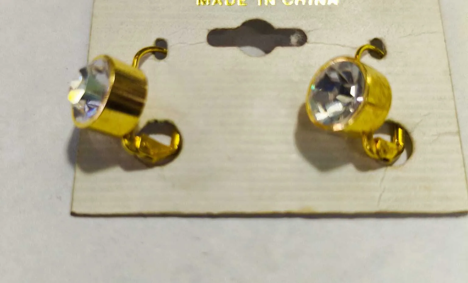 PAR DE AROS DORADOS  CON PIEDRA