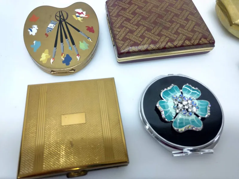 POLVERA RECTANGULAR  METAL DORADA "RAYAS "