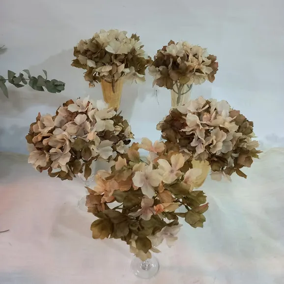 RAMILLETE  DE HORTENSIAS   NUDE CON VERDE 