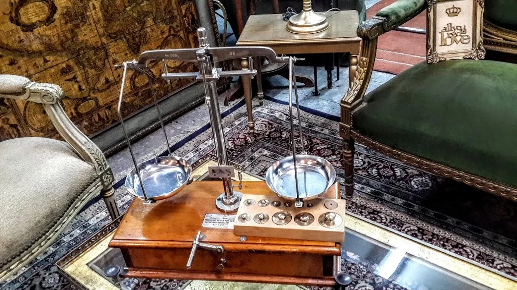 BALANZA DE LABORATORIO-JOYERIA  DE 2 PLATILLOS con 11 PESAS . Med. 40 x 18 x 48 cm Alt