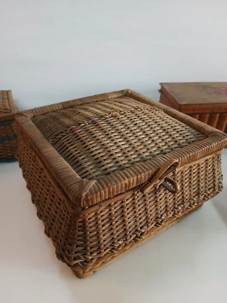 COSTURERO DE MIMBRE CUADRADO INTERIOR ROSA CAPITONE 