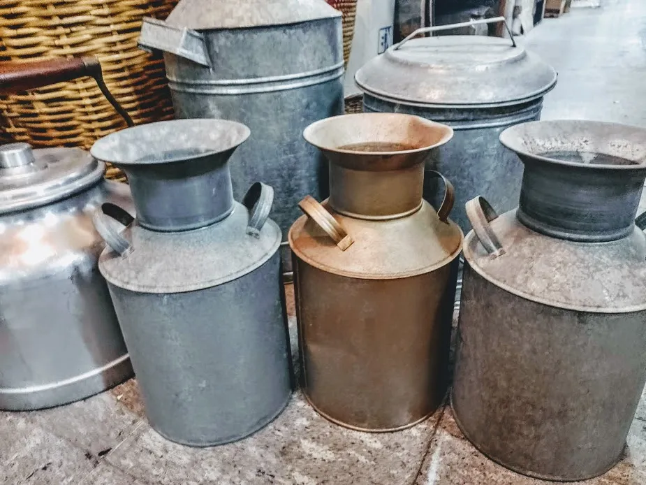 TARRO LECHERO DE ZINC CON ASAS  MEDIANO 02:Diam, Boca  14 cm , Alto  32cm.