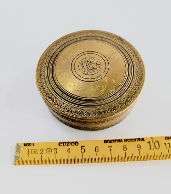 CAJA REDONDA BRONCE CON SELLO  MR - 8 CM