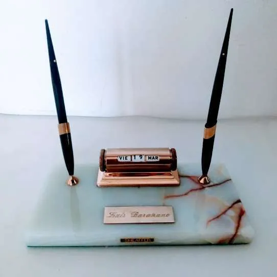 ESCRIBANIA  MARMOL CON 2 PORTA LAPICERAS CALENDARIO