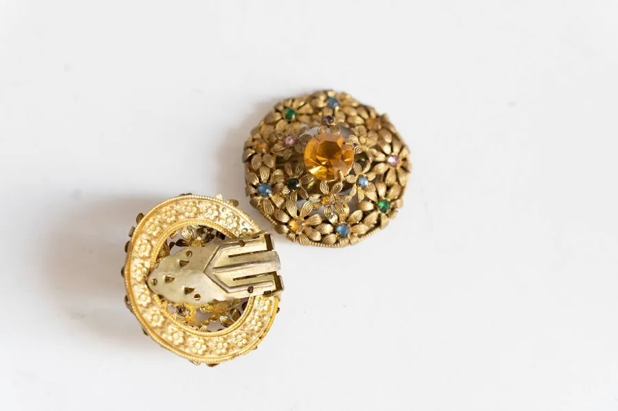 PAR DE AROS DORADO CON PIEDRITAS DE COLORES