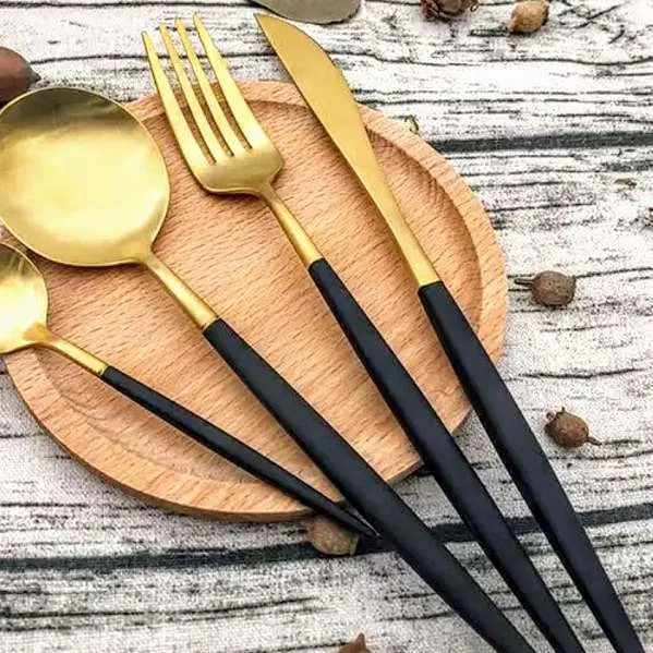 TENEDOR PRINCIPAL NEGRO Y ORO