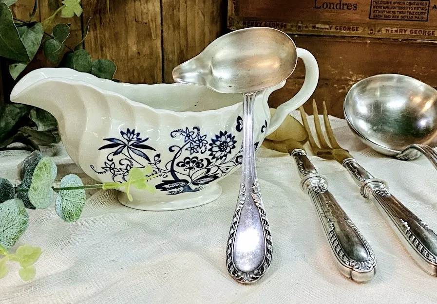 SALSERA JOHNSON BROS BLUE & WHITE