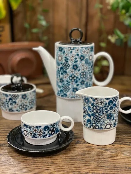 LECHERA RETRO FLORES AZUL Y NEGRO