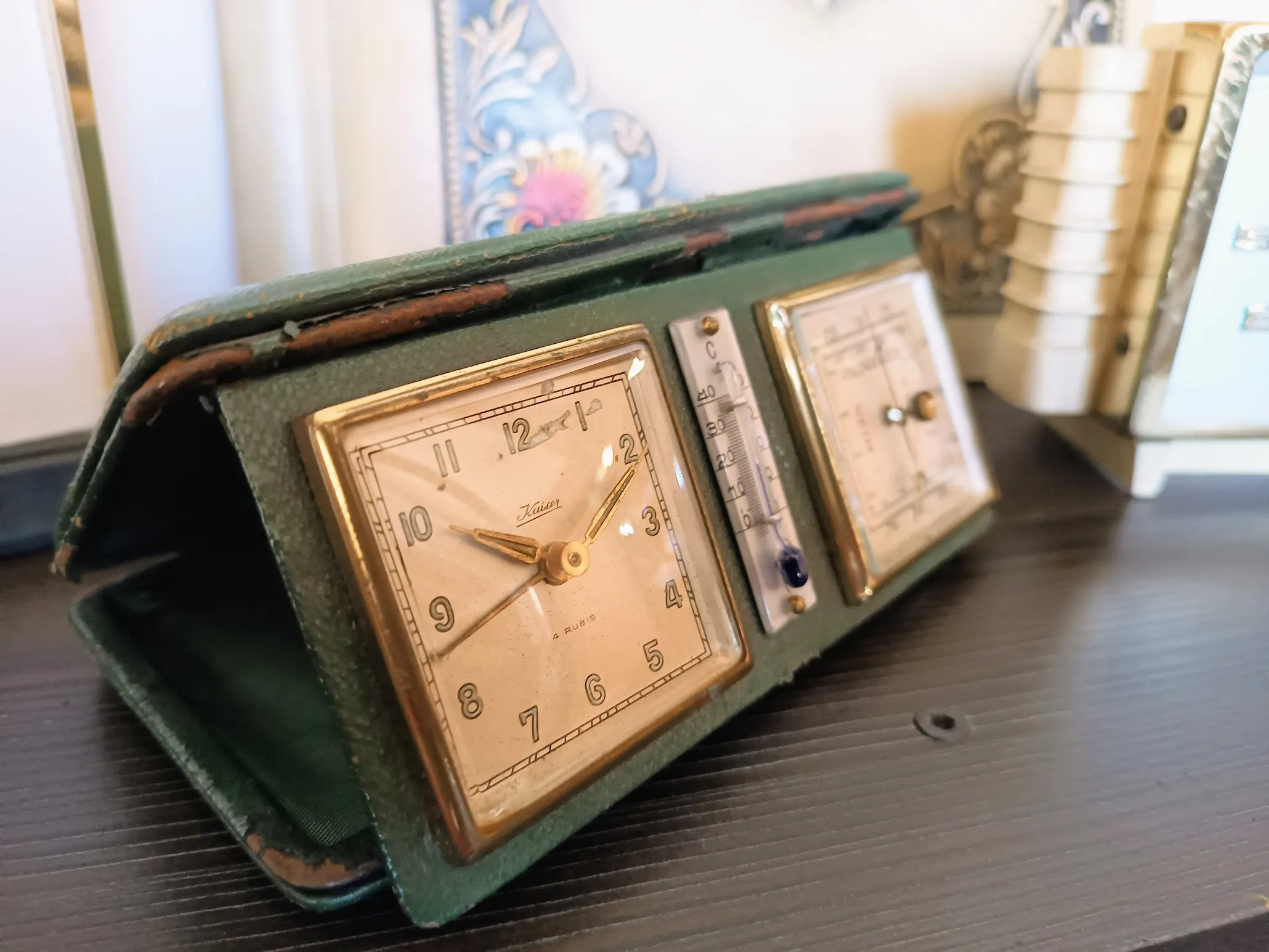 RELOJ DUO CON TERMÓMETRO Y BARÓMETRO CUERO VERDE  "KAISER"