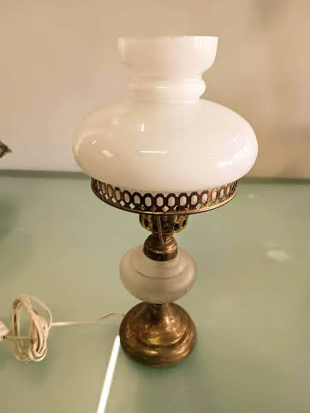 LAMPARA DE MESA BRONCE Y TULIPA TIPO QUINQUE "LBRQ "