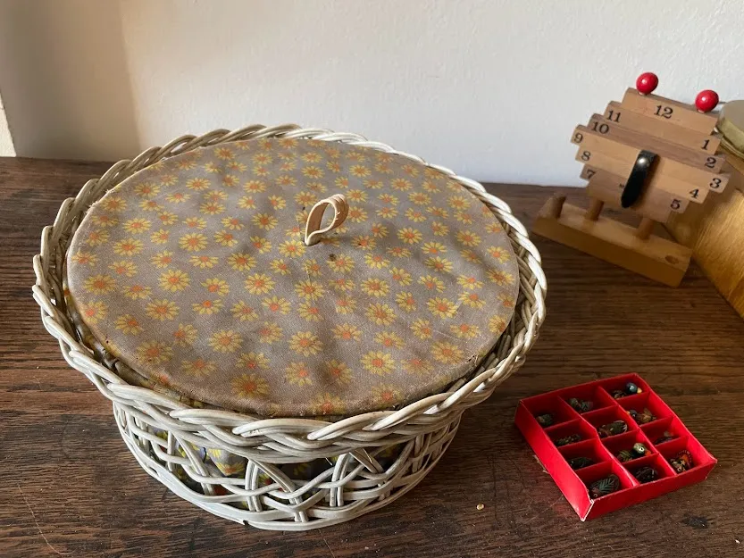 COSTURERO MIMBRE Y TELA  "MARGARITAS"  DIAM. 25 X 12 CM ALT.