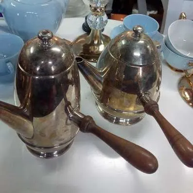 CAFETERA  DE METAL PLATEADO CON MANGO DE MADERA 