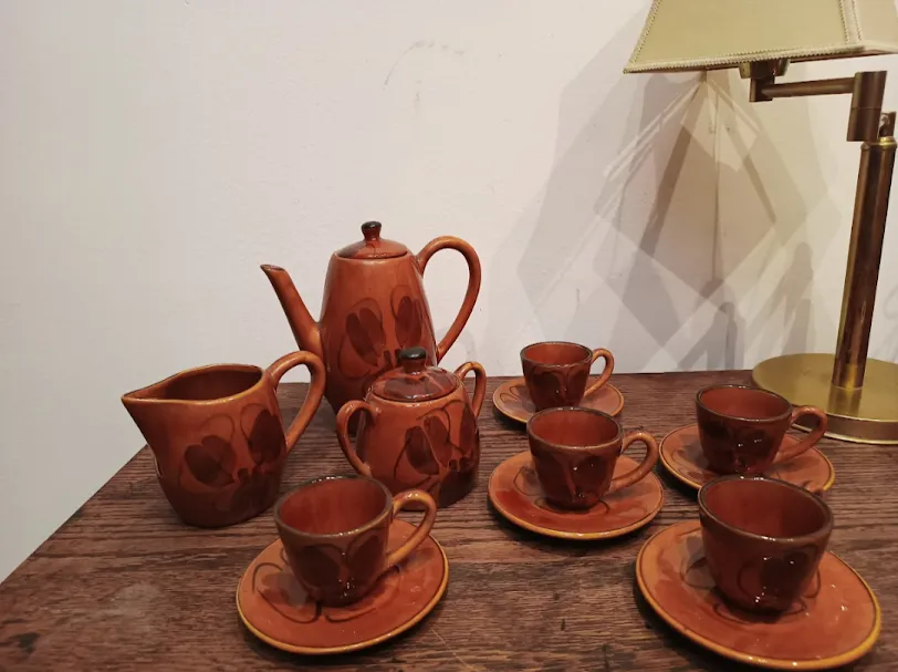 JUEGO DE CAFE CERAMICA MARRON CON FLORES  X 5 POCILLOS -13 PZAS