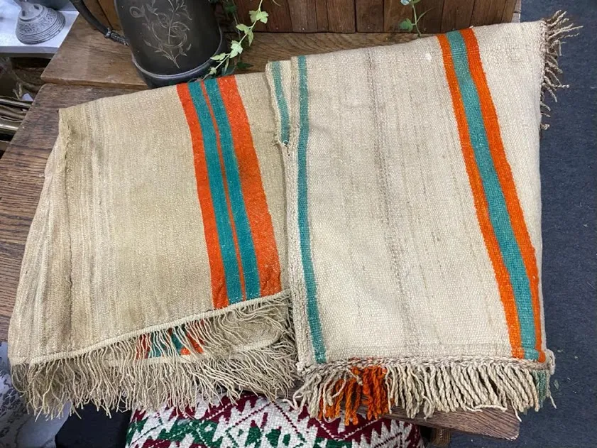 ANTIGUO PONCHO EN TONO CRUDO CON RAYAS NARANJA Y VERDE -COD PO 03