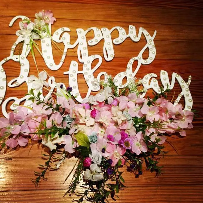 CARTEL HAPPY BIRTHDAY CON FLORES