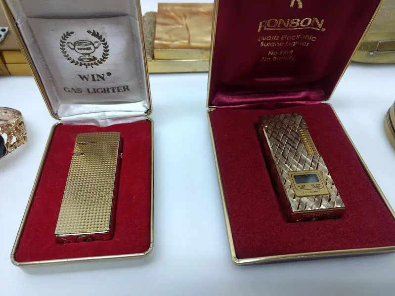 ENCENDEDOR DORADO CON ESTUCHE "WIN "