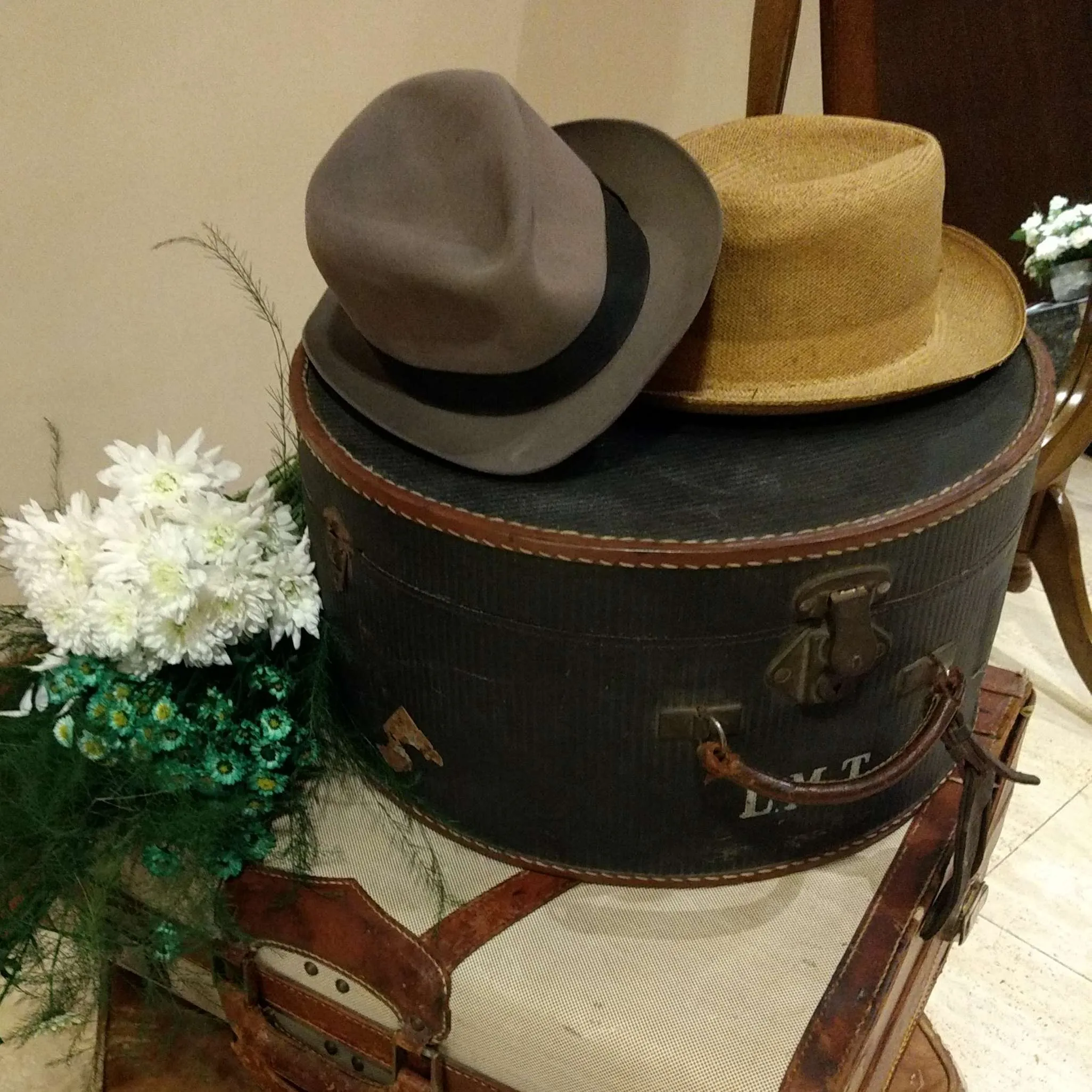 CAJA SOMBRERERA REDONDA CUERO  NEGRO