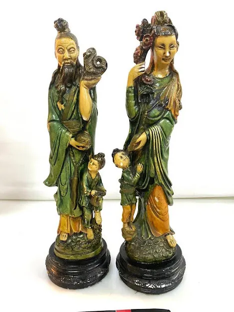 FIGURAS PAREJA CHINOS CON NIÑO . ALT 70 CM .