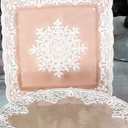 BANDEJA  CUADRADA ROSA  BRODERIE  25 X 25 CM (CPA019)