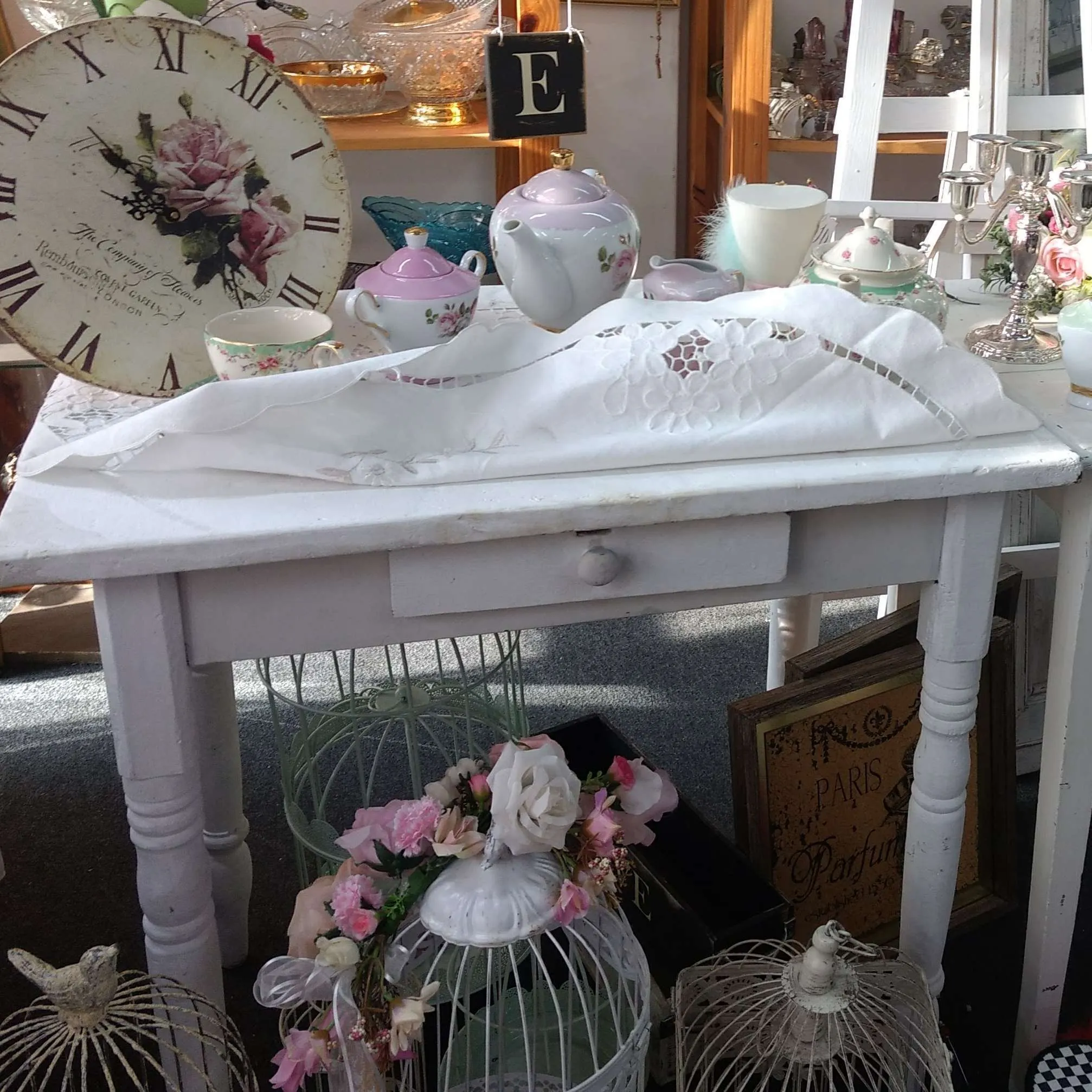 MESA DE CAMPO BLANCA "CAMILA" : 0,78 X 0,52 ALT. 0,76 CM ..