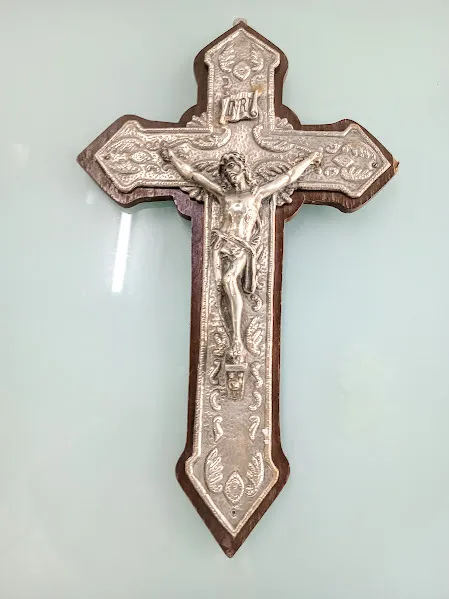 CRUCIFIJO PELTRE BASE NADERA  "INRI" 45 X 28 CM 