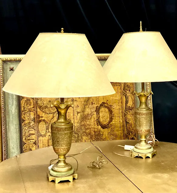 LAMPARA  DE BRONCE Y ESMALTE CON PANTALLA PAR 04