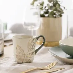 TAZAS  AMARILLA CON ASA NEGRA  ANTIQUES 