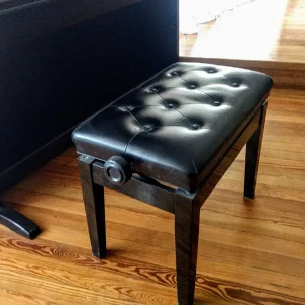 BANQUETA DE PIANO CUERO NEGRO CAPITONEE CON REGULACION 55 X 30 X 40 CM ALT