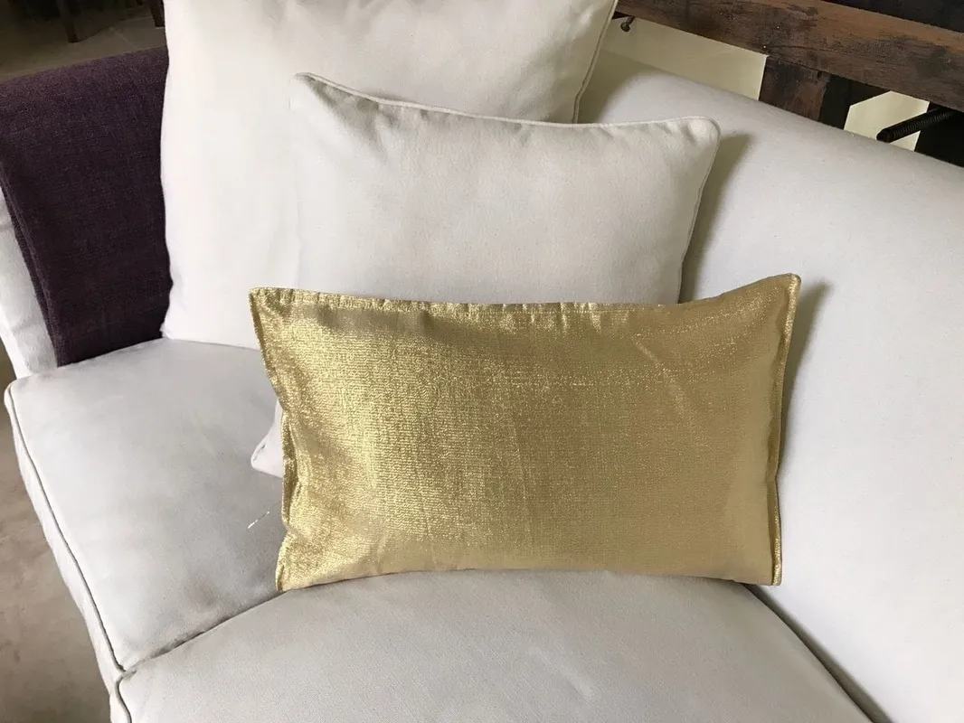 ALMOHADON  BRILLO ORO RECTANGULAR 50X30 (BOR)