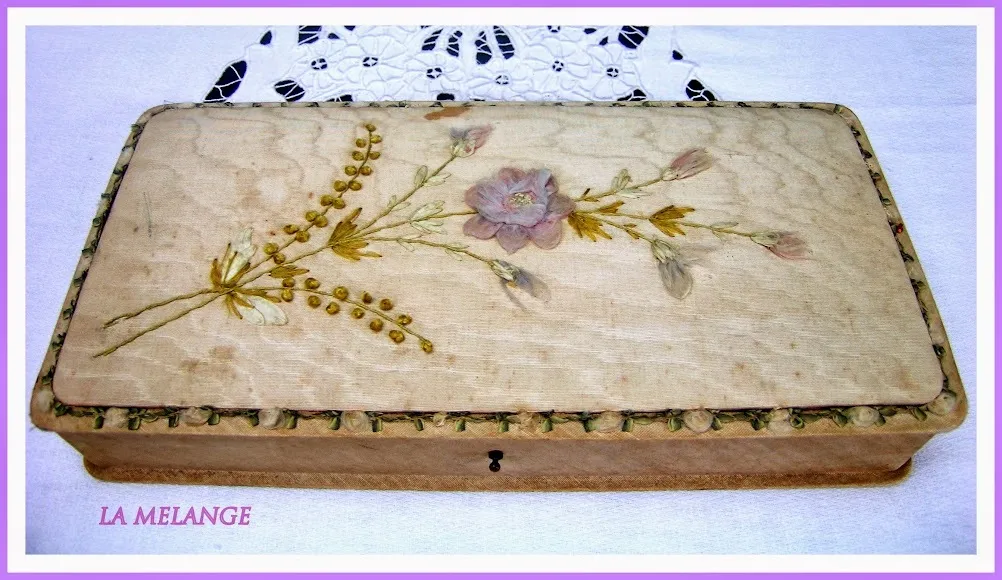 CAJA ANTIGUA DE SEDA BORDADA " CAB" -  36 X 16 X 5 CM ALT