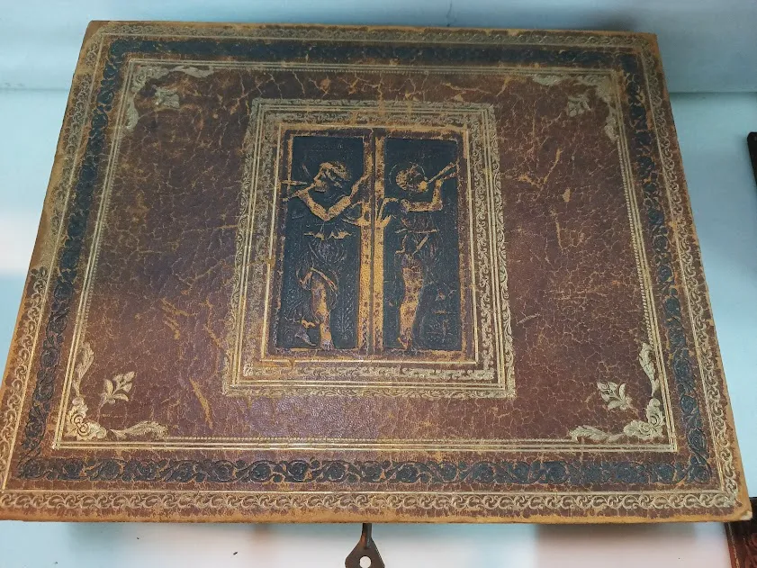 CAJA DE CUERO REPUJADO  CON LLAVE " QUERUBINES" 30 X 24 X 7 CM