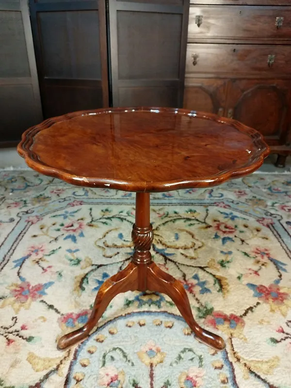 MESA  DE SALA ESTILO INGLESA "ASTON"  Diam . 58 x 63 cm de alto 