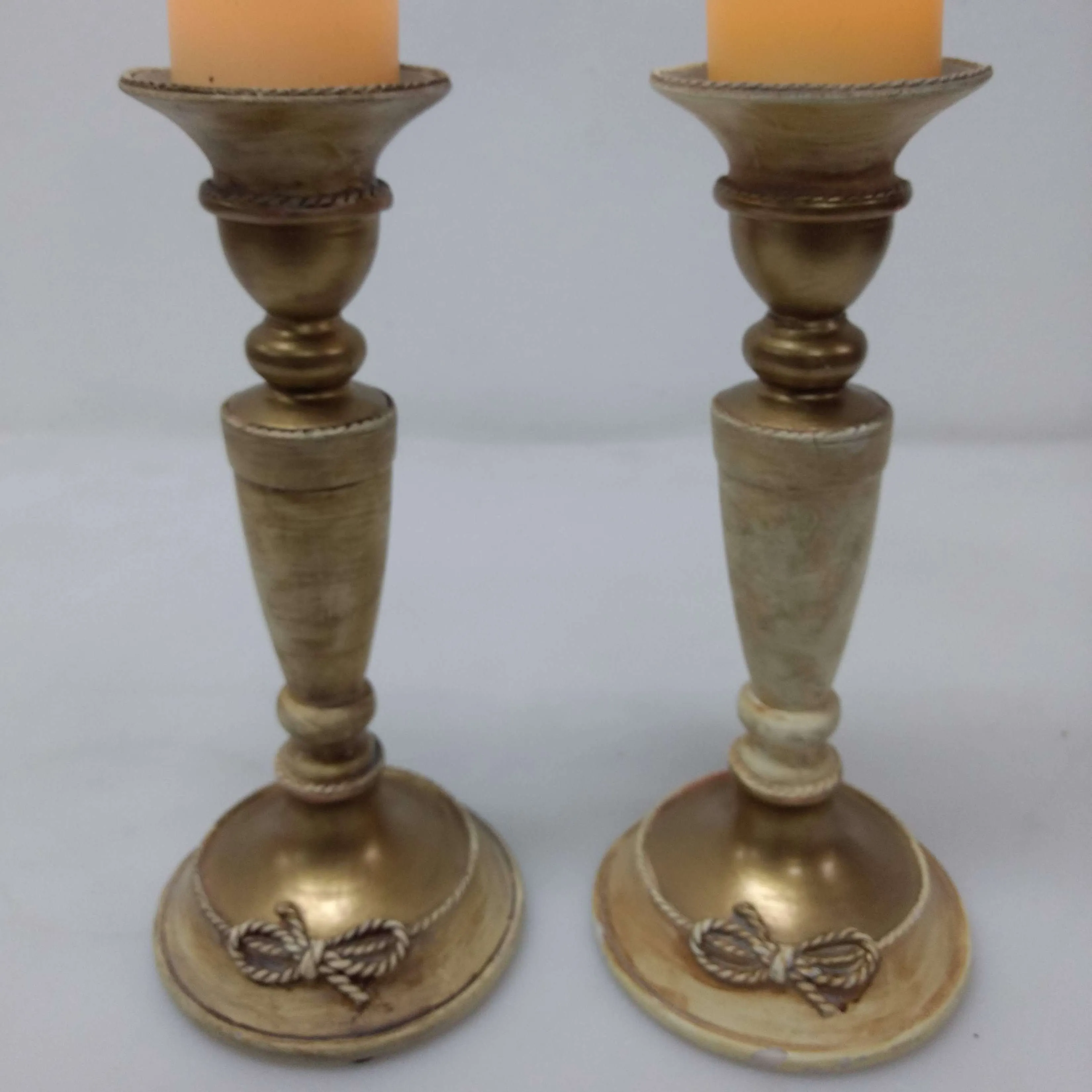 Candelabro 1 vela patina oro con moño 20 cm