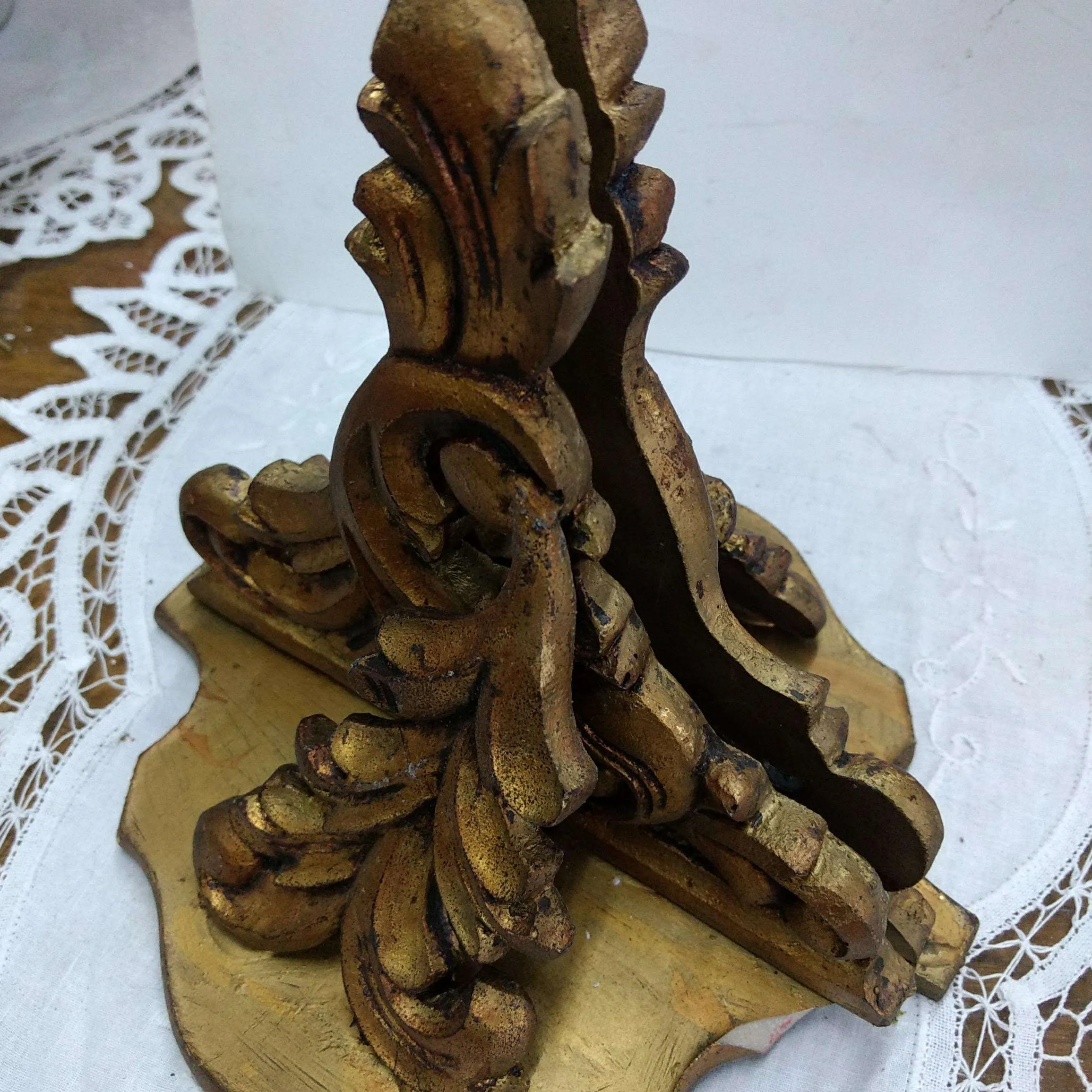 SUJETA LIBROS MADERA LABRADA ORO 