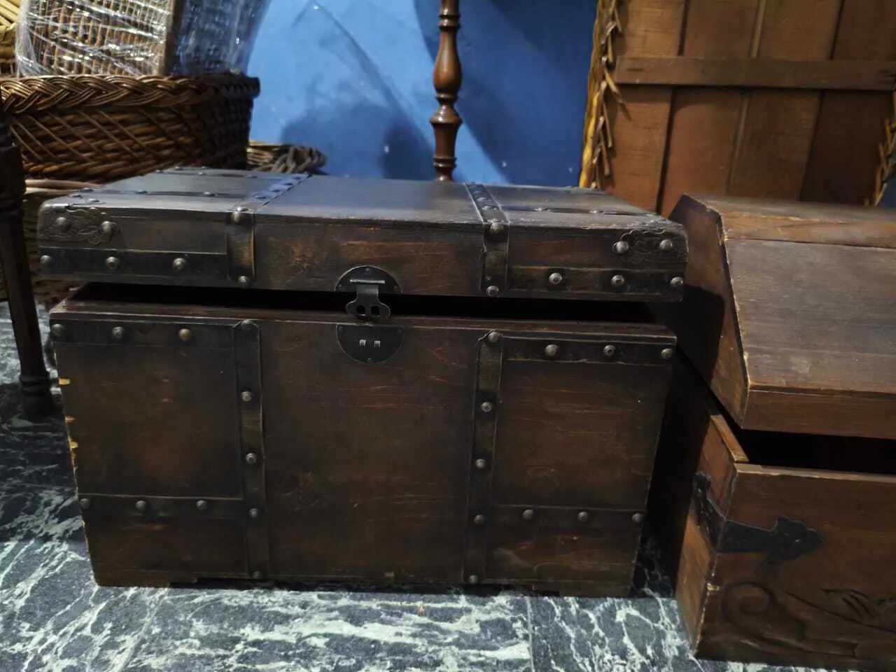 CAJA  MADERA ANTIGUA  BAUL  CON TACHAS 