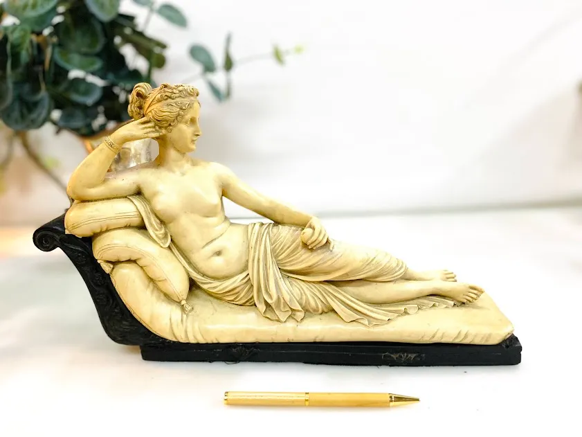 FIGURA MUJER GRIEGA EN CHAISE LONGE  30 x 8 x 20 cm alto