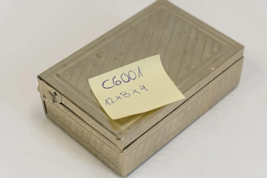 CAJA CIGARRERA PLATA CON RELIEVE 12 X 8 X 4 CM  CG001 