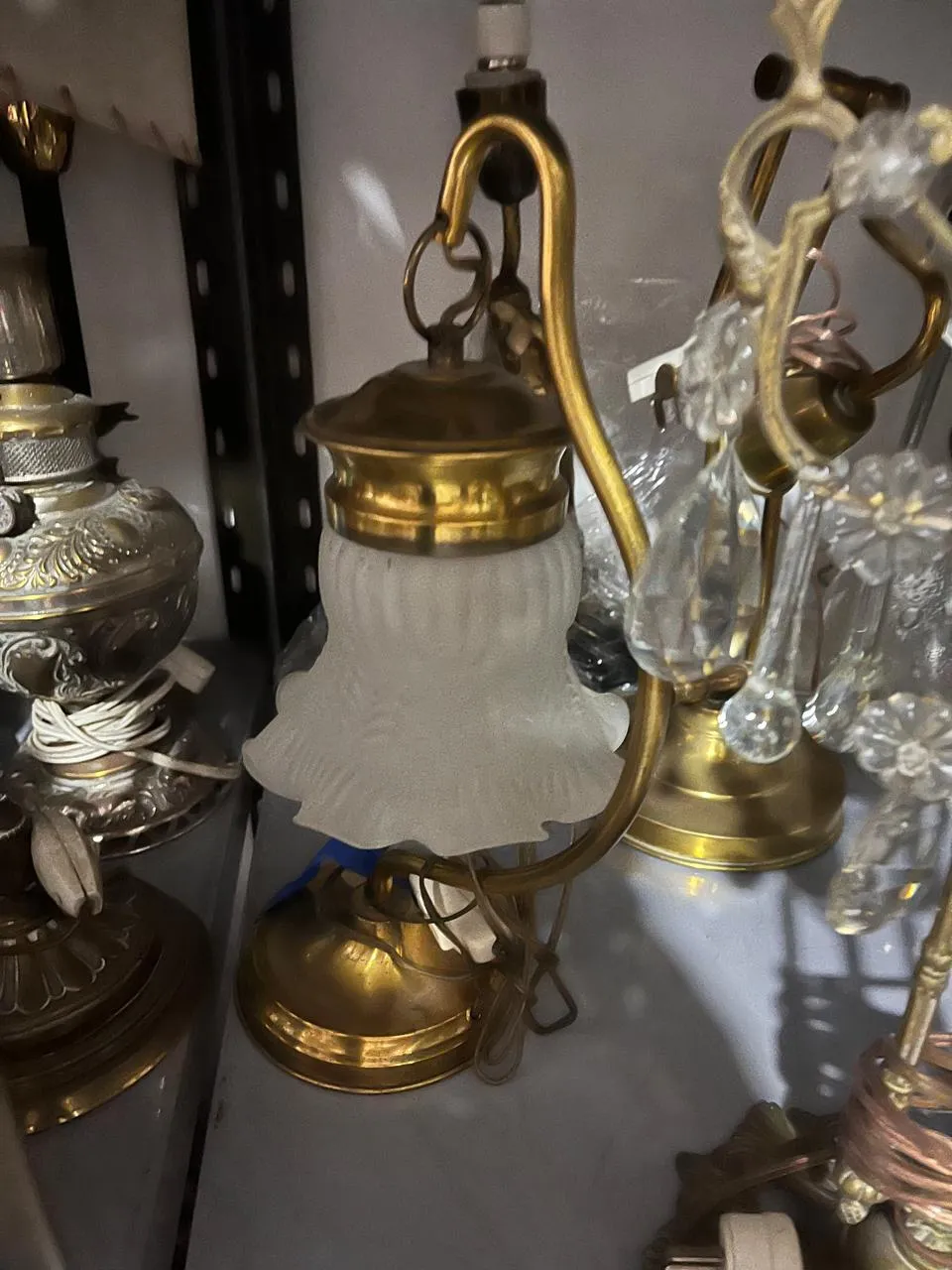 VELADOR De MESA  DE BRONCE CON TULIPA OPALINA  