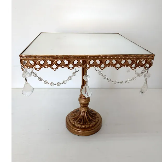 PIE DE TORTA  ORO CON CAIRELES CUADRADO   26  X 26  x 27 CM (CO028)