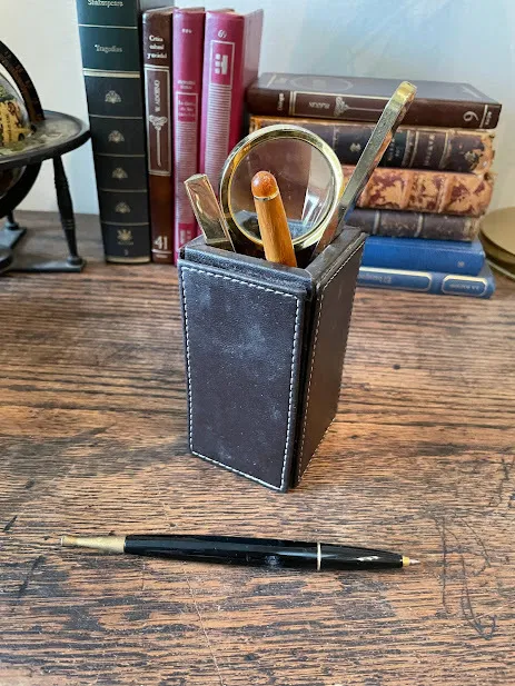 PORTALAPIZ  CUBO CUERO 7 X 7 X 11 CM Alt.