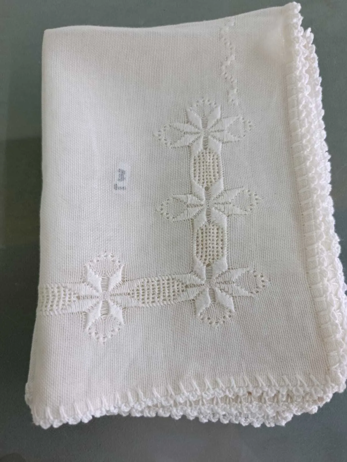 SERVILLETA  ANTIGUO CON BORDADO NORUEGO  Med: 44 x  31 cm 