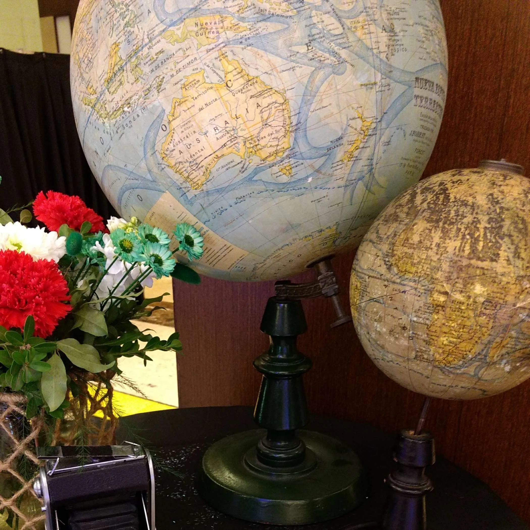 GLOBO TERRAQUEO CON PIE METAL VERDE