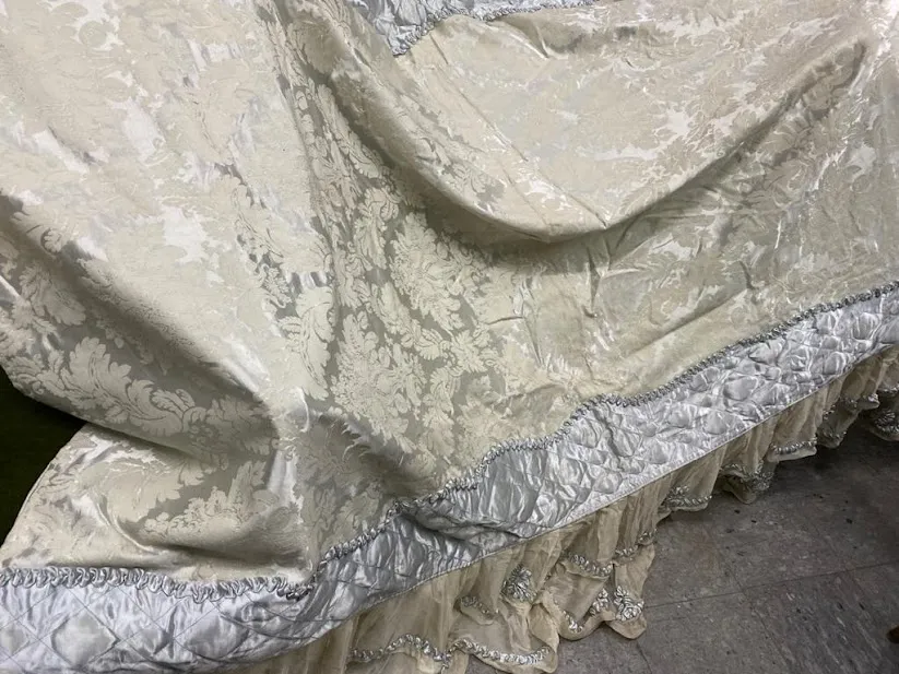 COLCHA CON MATELASSE CELESTE Y VOLADOS 1.35 X 2.14 + VOLADO 32 CM ALTO