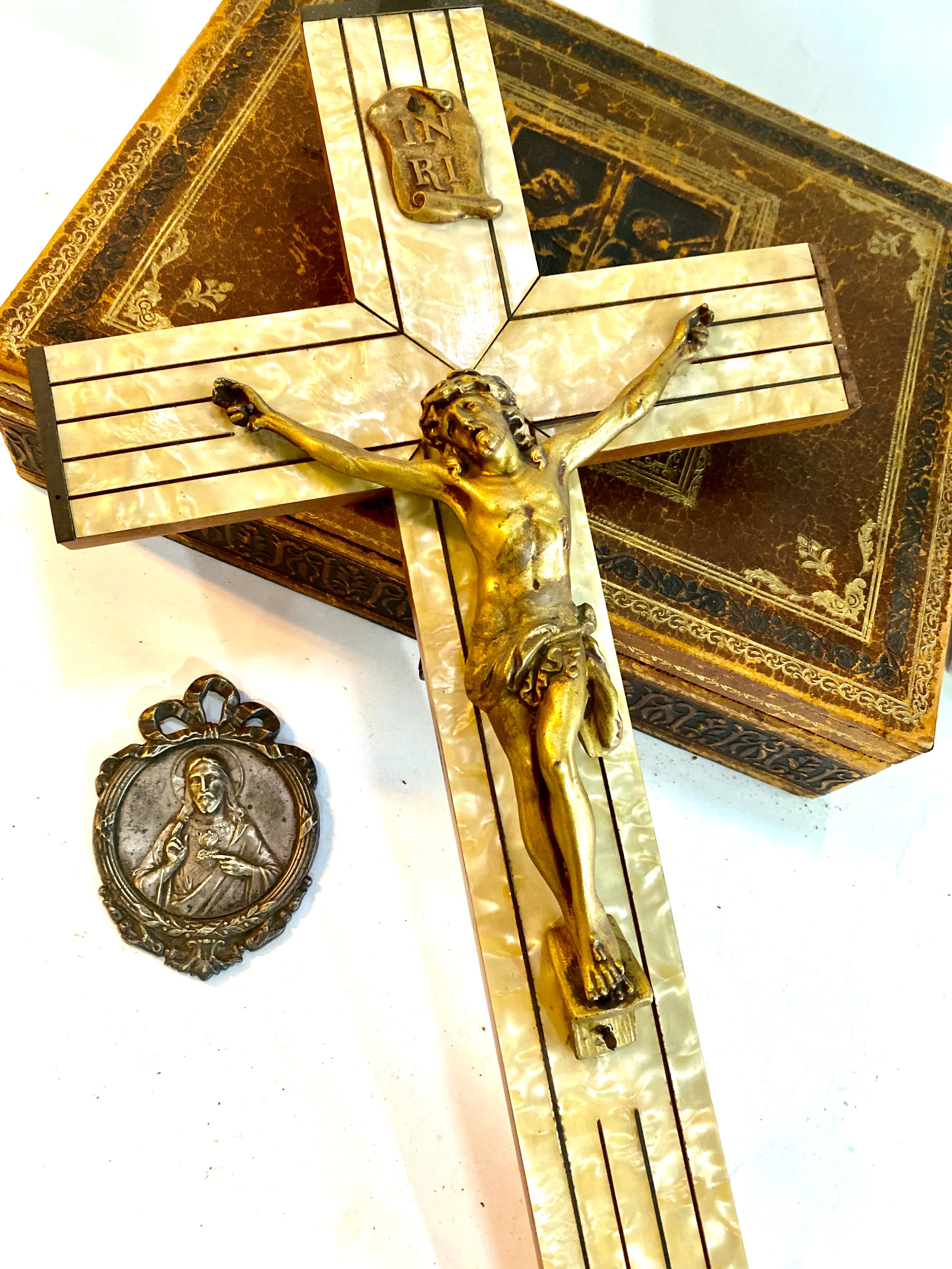 CRUCIFIJO DE NACAR CON CRISTO BRONCE COD.6