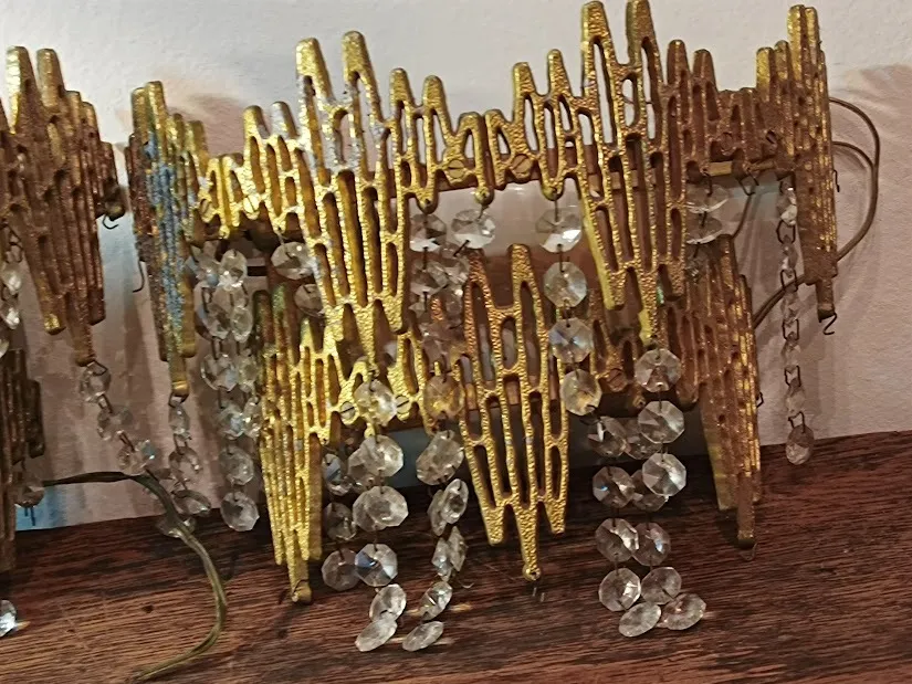 APLIQUE DE LUZ METAL DORADO Y CAIRELES  "APD"