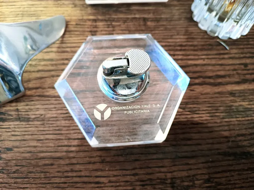 ENCENDEDOR DE MESA ACRILICO HEXAGONAL  DIAM. 13 X 5 CM ALT.